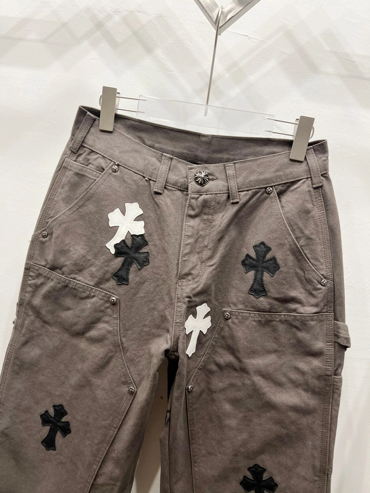P260 Style number: (c038) Chrome hearts Cross patch leather jeans workwear logging pants Chrome hearts logging pants are here! ! ! CH Croix Heart Double Knee Cross Patch Leather Bo1 Style Logging Pants Straight-leg Work Pants B136 Croix Heart Cross Sanskrit Overalls Price 4W Level, Patched Cross Pattern Decoration, High Waist Washed Jeans! ! Absolutely high-end luxury products, 1.9W level god-level single products, super popular products, made by top heavy industry, not to be missed. About Zangyin, this is an extremely luxurious fashion brand, which can also be called the nobles of the high street. It has always been an exclusive brand of some hipsters or rich second generation. Compared with ordinary high streets, it is more luxurious and noble. Compared with luxury brands, it has a more fashionable personality and has always been a brand that I have a special liking for. Imported yarn is custom-woven into a high-density twill canvas, which ensures a crisp silhouette while also making the fabric feel very delicate. It follows the B01 classic silhouette, with a crisp and stylish upper body. The ready-made garments are stone-ground and fermented and can be matched with any style. Buttons and zinc are washed with genuine YKK retro metal products. Double-layered canvas on the front. Perfect details. All hardware is perfect. Size: s-XXL Color: Gray